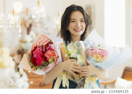 花束を抱える若い女性 115484135