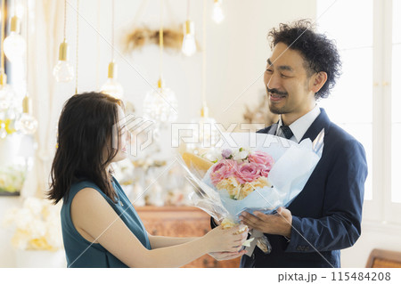 花束を抱える若い女性　 115484208