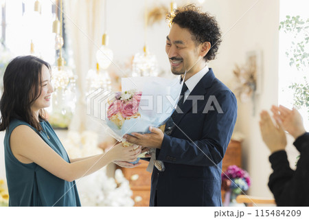 花束を抱える若い女性 花束を抱える若い女性 115484209