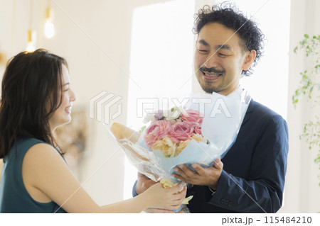 花束を抱える若い女性　 115484210