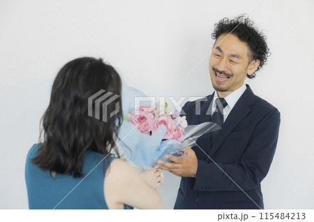 花束を抱える若い女性　 115484213