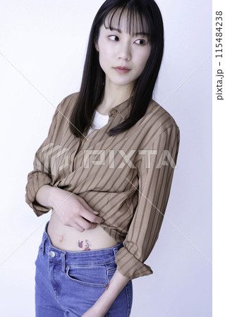 タトゥーをした女性 115484238