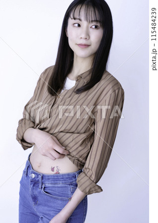 タトゥーをした女性 115484239