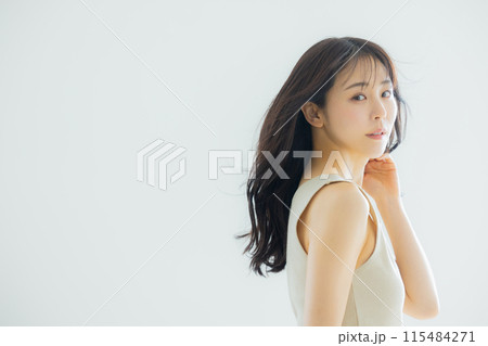 髪がなびく女性 髪がなびく女性 115484271