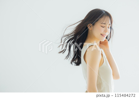 髪がなびく女性 115484272