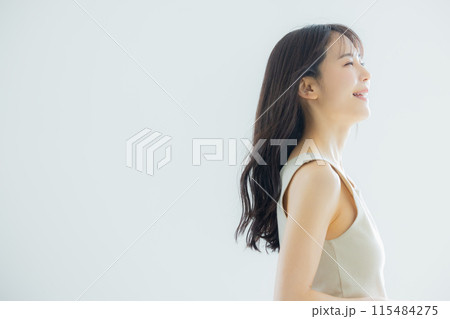 髪がなびく女性 115484275