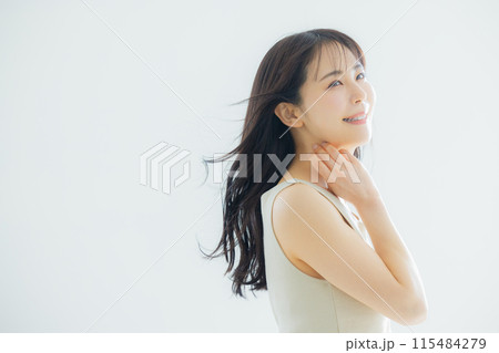 髪がなびく女性 115484279