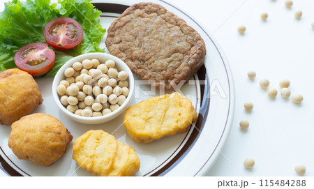 大豆ミートのハンバーグとナゲット　大豆加工食品 115484288