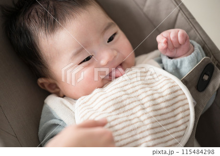 ニコニコ笑う、笑顔のかわいい日本人の赤ちゃん ニコニコ笑う、笑顔のかわいい日本人の赤ちゃん 115484298