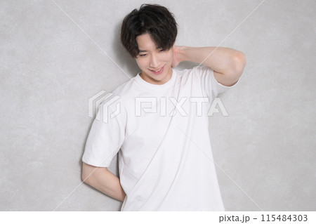 Tシャツを着た男性 美容やビューティーなどのイメージ 115484303