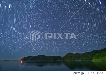 島根県松江市島根町の加賀の潜戸方面の夜景と星の日周運動 115484484