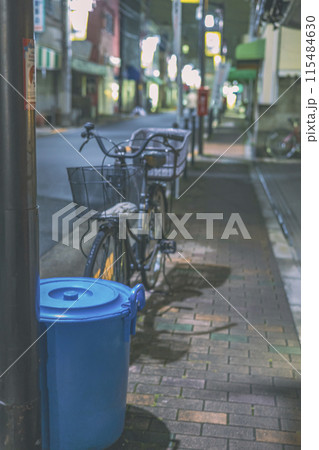夜間　ゴミ箱と自転車のある風景 115484630