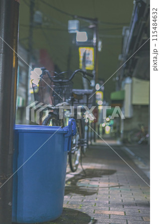 夜間　ゴミ箱と自転車のある風景 115484632