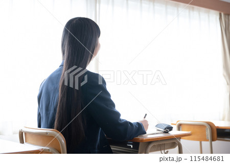 窓際で勉強している女子中学生や高校生のイメージ 顔無しで使いやすい後ろ姿 窓際で勉強している女子中学生や高校生のイメージ 顔無しで使いやすい後ろ姿 115484681