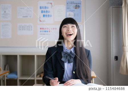 教室で見上げて勉強する女子高生 わかった!成績が上がったや理解できたのイメージに 教室で見上げて勉強する女子高生 わかった!成績が上がったや理解できたのイメージに 115484686