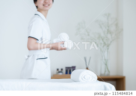 サロンで働く若い女性 サロンで働く若い女性 115484814