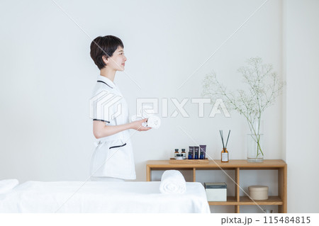 サロンで働く若い女性 115484815