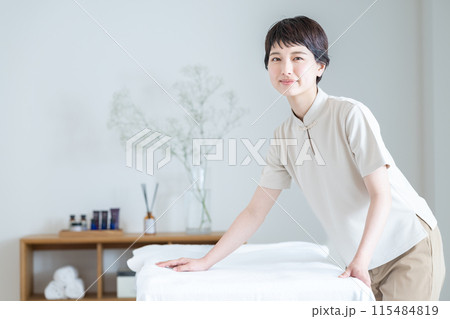 サロンで働く若い女性 115484819