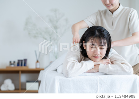 マッサージを受ける若い女性 115484909