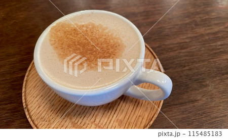 おしゃれなカフェでコーヒーを飲んでひと休み おしゃれなカフェでコーヒーを飲んでひと休み 115485183