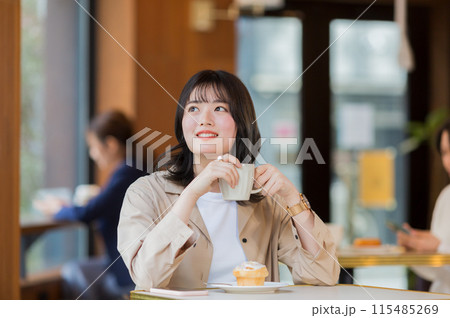 カフェで過ごす若い女性 115485269