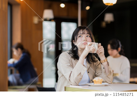 カフェで過ごす若い女性 115485271