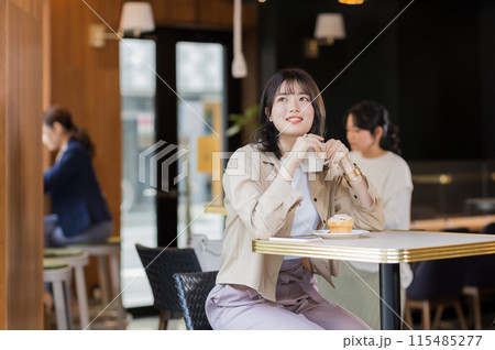カフェで過ごす若い女性 115485277
