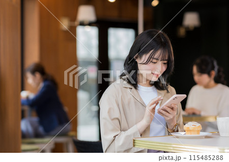 カフェでスマホを操作する若い女性 115485288