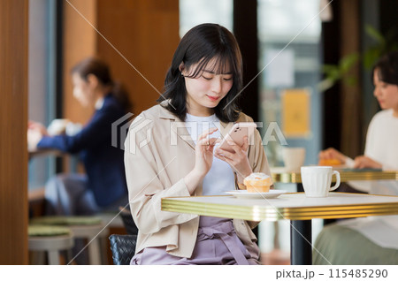カフェでスマホを操作する若い女性 115485290