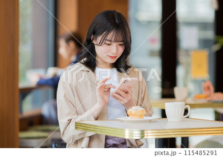 カフェでスマホを操作する若い女性 115485291
