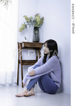 部屋で寛ぐ20代の女性 115485454