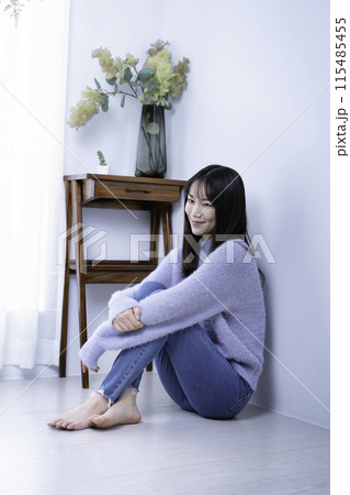 部屋で寛ぐ20代の女性 115485455