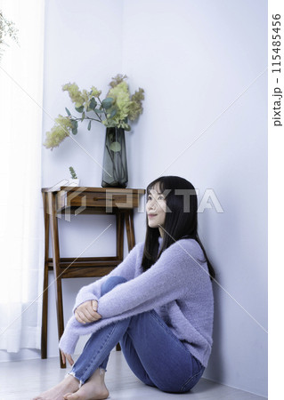 部屋で寛ぐ20代の女性 115485456