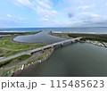 【空撮】十三湖大橋(青森)＜北西向き・低空＞ 115485623