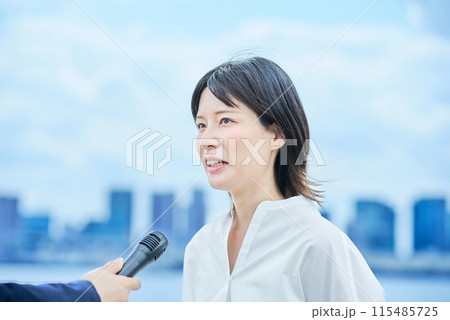屋外でインタビューを受ける若い女性 屋外でインタビューを受ける若い女性 115485725