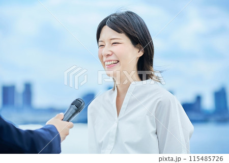 屋外でインタビューを受ける若い女性 屋外でインタビューを受ける若い女性 115485726