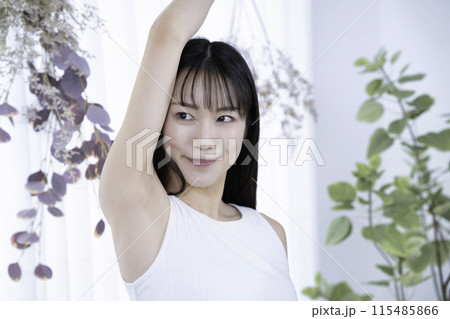 脇の下を確認するタンクトップの若い女性 脇の下を確認するタンクトップの若い女性 115485866