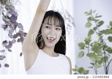 脇の下を確認するタンクトップの若い女性 脇の下を確認するタンクトップの若い女性 115485868