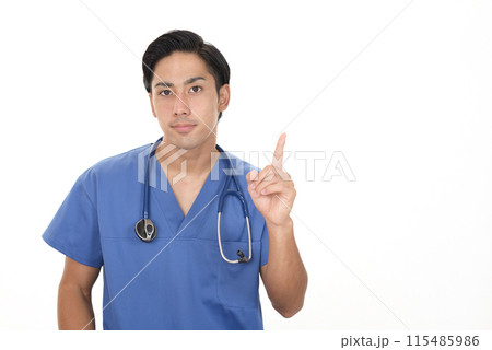 指さす笑顔の医師 115485986