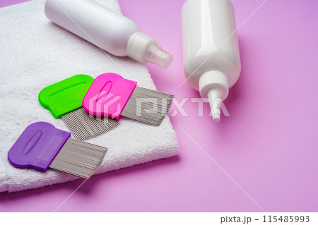Anti lice combs and towel on pink background 115485993