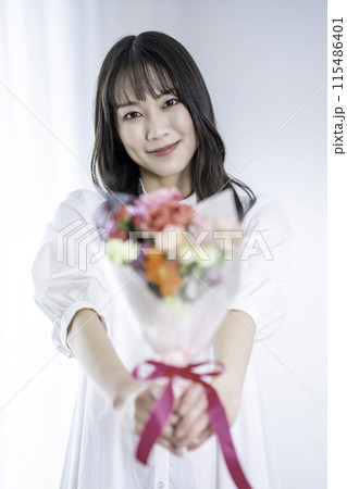 花束を渡す女性 花束を渡す女性 115486401