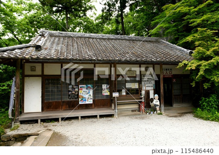 【秩父市　埼玉県指定天然記念物「橋立鍾乳洞」入口受付建物】 115486440