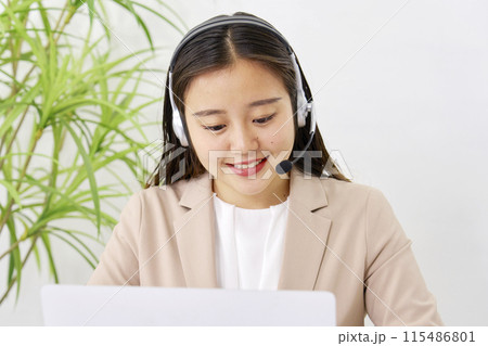 オフィスで働く若いオペレーター オフィスで働く若いオペレーター 115486801