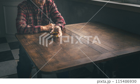 酒を飲む男性 酒を飲む男性 115486930