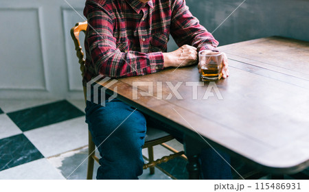 酒を飲む男性 115486931