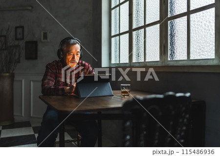 タブレットを見るシニアの男性 115486936