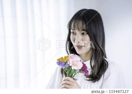 花束を持つ若い女性 花束を持つ若い女性 115487127