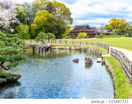 春の岡山 後楽園の趣深い景色 池越しに望む延養亭 春の岡山 後楽園の趣深い景色 池越しに望む延養亭 115487711