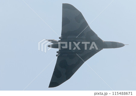 飛行するイギリス空軍バルカンB.2爆撃機 115488671