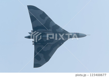 飛行するイギリス空軍バルカンB.2爆撃機 115488677